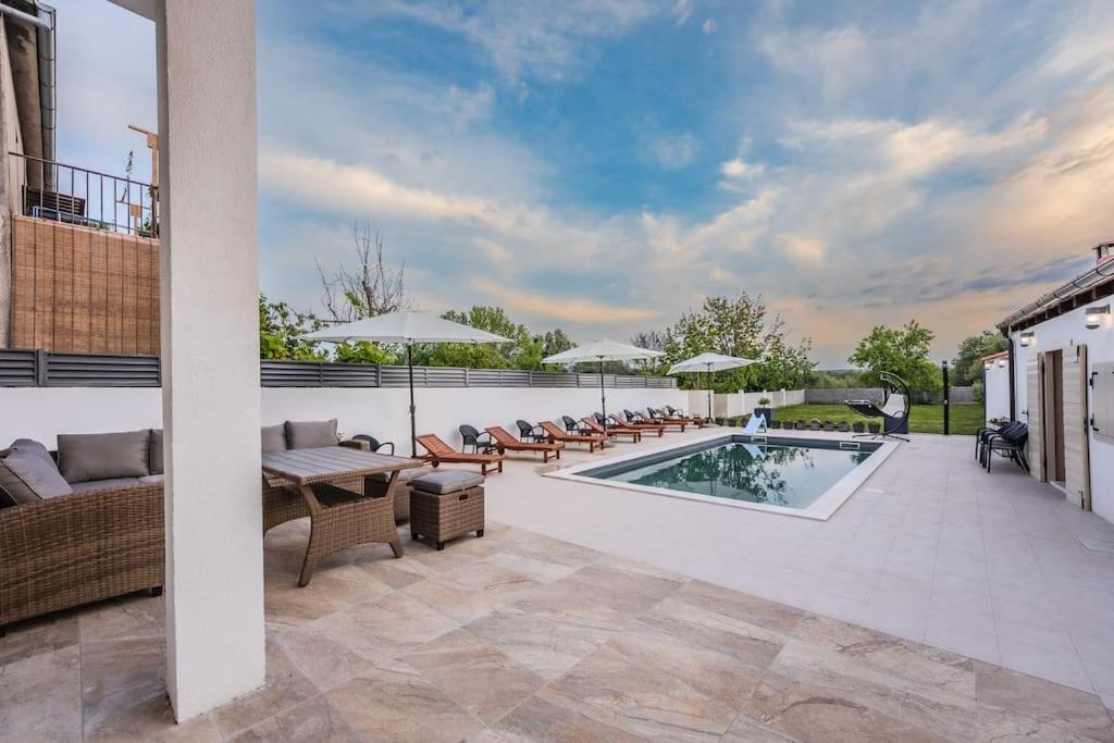 Villa Leny With Pool Sukošan Kültér fotó